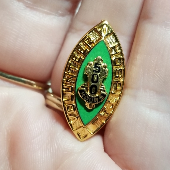 Vintage Hospital Volunteer 500 Hours pin gold tone brooch green enamel - Picture 2 of 7